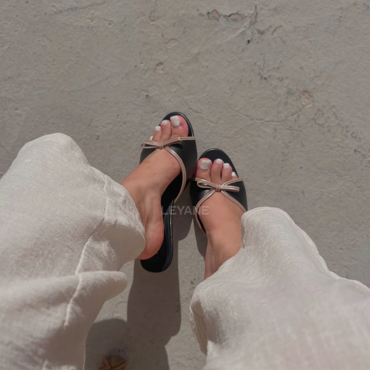 Sandale talon à motifs – Noir